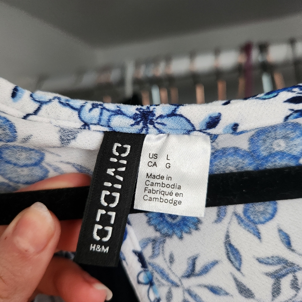 Floral Blue & White V-Neck Crop Top - Picture 2 of 3